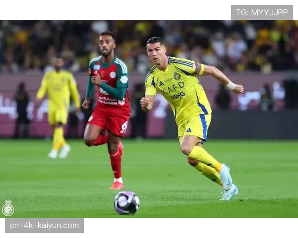 替补席上的C罗:在利雅得胜利关键战中担任替补时的专注神情 替补席上的C罗:在利雅得胜利关键战中担任替补时的专注神情