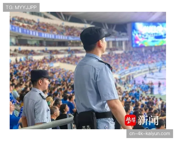 小球迷冲入场内，安保人员迅速带离未影响比赛进程